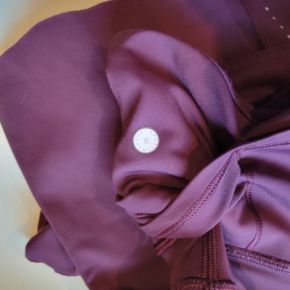 Super cute outfit! Lululemon crops & American eagle soft & sexy tank top - Picture 3 of 3